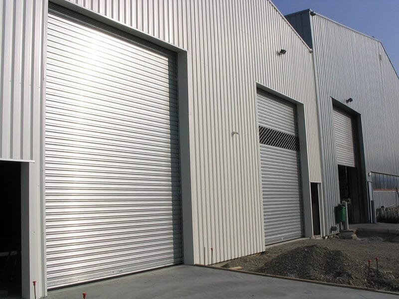 grille métallique avec lames pleines